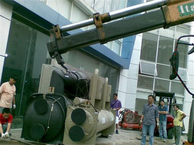 西乡塘区随车吊和汽车吊的核心区别是什么？哪种更省钱？