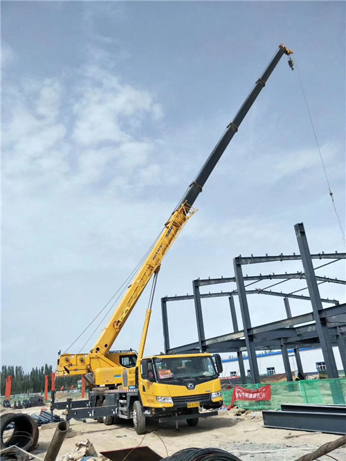 西乡塘区超高层建筑钢结构吊装案例